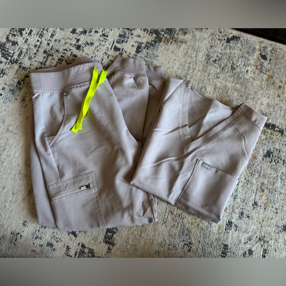 Zamora Joggers and Catarina one pocket scrub top in Slate
